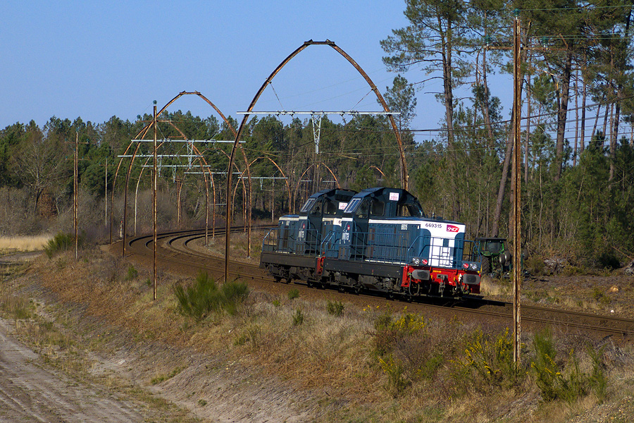 La BB 69315 Infra en UM HLP est vu entre Dax et Morcenx le 18.03.2009.jpg
